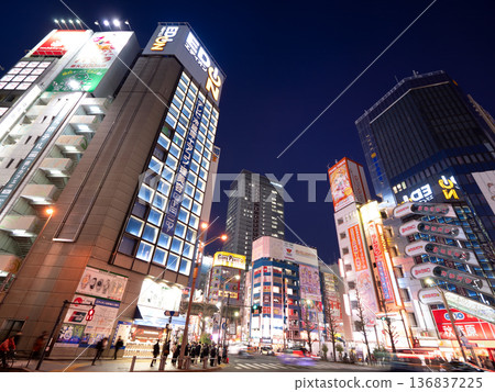 東京秋葉原萬世橋十字路口夜景 東京秋葉原萬世橋十字路口夜景 136837225