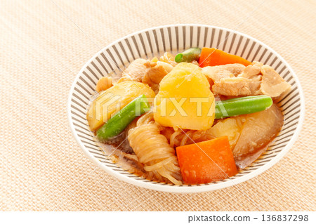 Mom's cooking, meat and potato stew, home-cooked side dishes 136837298