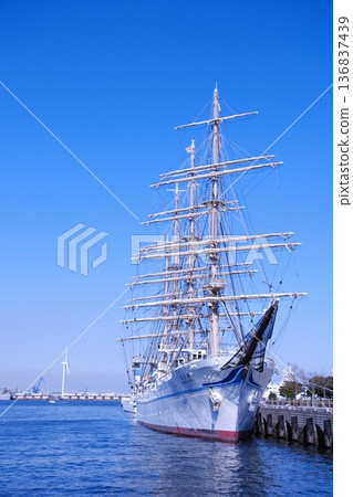 A background material that gives a sense of the expanse of the sea and sky. A harbor scene with the sailing ship "Kaiwomaru" 136837439