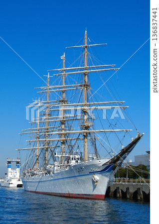 展現大海和天空遼闊景象的背景素材。港口景色，帆船「海和丸號」停泊其中。 136837441