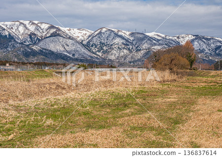 Snow-covered Nosaka Mountains, scenery along the Chiuchi River, Takashima City, Shiga Prefecture 136837614