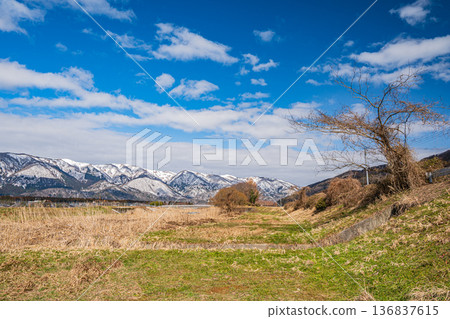 Snow-covered Nosaka Mountains, scenery along the Chiuchi River, Takashima City, Shiga Prefecture 136837615