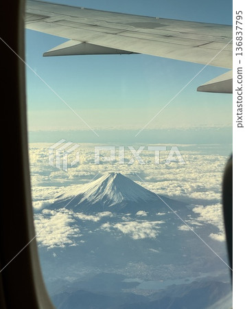 從飛機上看到的富士山 從飛機上看到的富士山 136837795