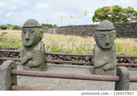 韓國濟州島上的石像“石鶴坊” 136837987