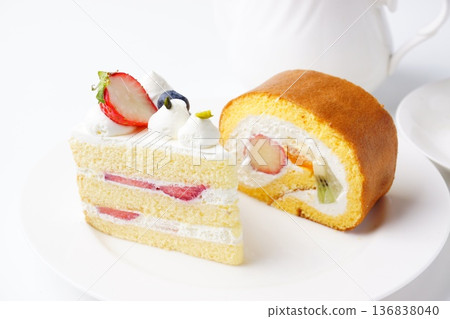 Fruit roll cake and strawberry shortcake 136838040