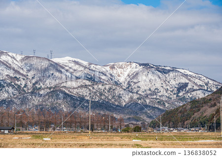 滋賀縣高島市牧野町野坂山脈仍有積雪 滋賀縣高島市牧野町野坂山脈仍有積雪 136838052