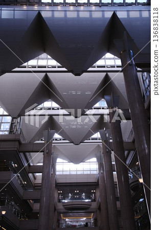城市幾何：橫濱地標廣場的現代中庭與天花板設計 136838118