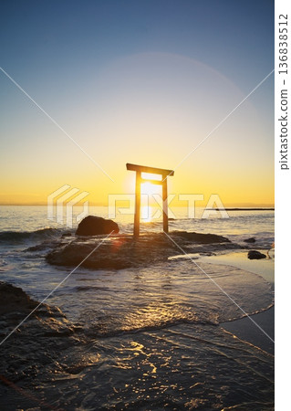 知多半島的秋色:從燕浦鳥居眺望日落 知多半島的秋色:從燕浦鳥居眺望日落 136838512