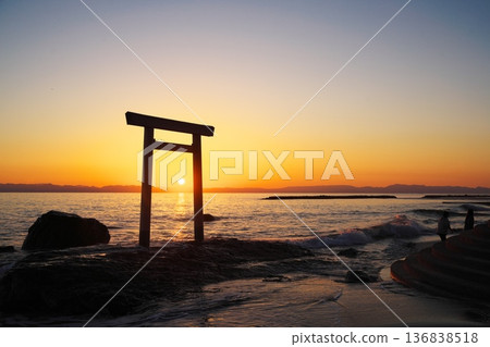 知多半島的秋色:從燕浦鳥居眺望日落 知多半島的秋色:從燕浦鳥居眺望日落 136838518