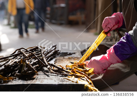 在撒馬爾罕造紙廠加工桑樹皮 在撒馬爾罕造紙廠加工桑樹皮 136838556