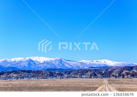 白雪皚皚的藏，碧空如洗，鄉間群山靜待著春天的到來。 136838676