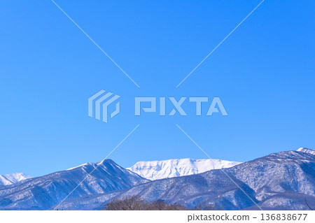 白雪皚皚的藏，碧空如洗，鄉間群山靜待著春天的到來。 136838677