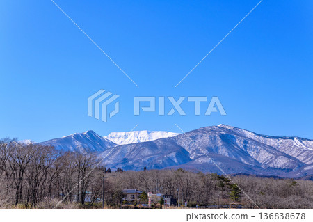 白雪皚皚的藏，碧空如洗，鄉間群山靜待著春天的到來。 136838678