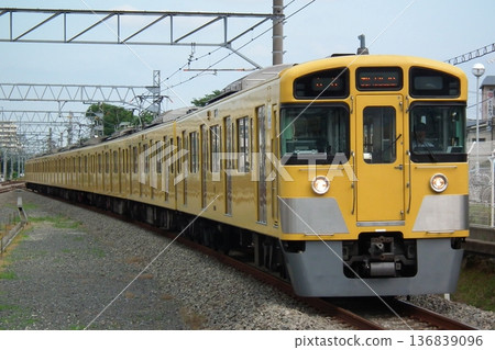 新2000系列車駛入西武新宿線新所澤站 新2000系列車駛入西武新宿線新所澤站 136839096