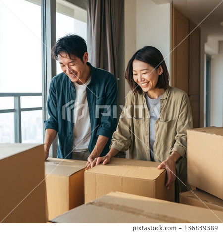 一對夫婦正在打開紙箱 一對夫婦正在打開紙箱 136839389