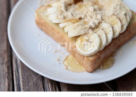 香蕉和大豆粉吐司配蜂蜜,有益腸道健康,用方形法式吐司麵包製作。 香蕉和大豆粉吐司配蜂蜜,有益腸道健康,用方形法式吐司麵包製作。 136839565