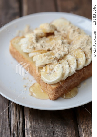 香蕉和大豆粉吐司配蜂蜜,有益腸道健康,用方形法式吐司麵包製作。 香蕉和大豆粉吐司配蜂蜜,有益腸道健康,用方形法式吐司麵包製作。 136839566