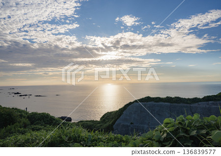 新潟：黃昏的上輪海灘（柏崎市） 136839577