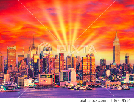 曼哈頓現代建築的日出美景 136839595