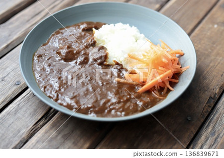歐式牛肉咖哩配胡蘿蔔沙拉 歐式牛肉咖哩配胡蘿蔔沙拉 136839671