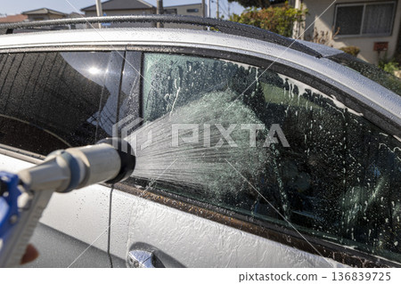 How to wash a car 136839725