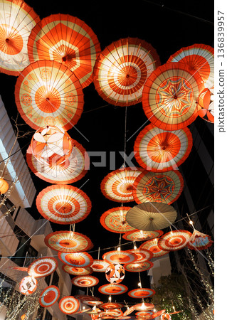 夜晚的城市裡懸掛著傳統的日式紙傘和燈籠。 136839957