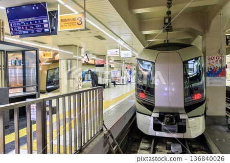 東武500系特快列車Liberty號停靠在淺草站 東武500系特快列車Liberty號停靠在淺草站 136840026