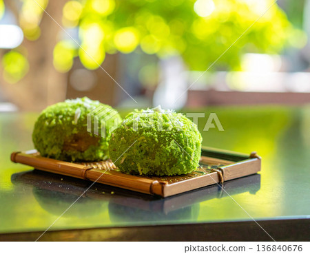 春意盎然的季節裡，桌上擺放著日式點心。 136840676