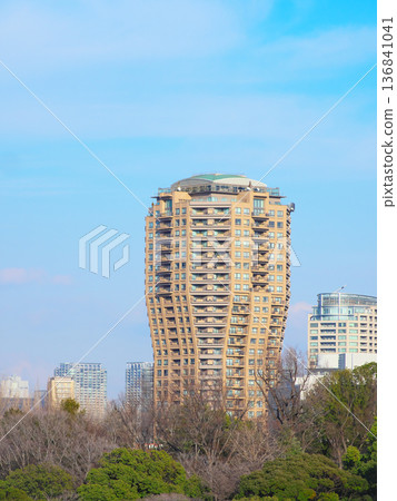 Luxury apartment building in the lush green Motoazabu area Urban landscape (February 2026) Luxury apartment building in the lush green Motoazabu area Urban landscape (February 2026) 136841041