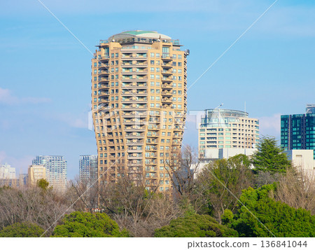 位於綠樹成蔭的元麻布地區的豪華公寓大樓城市景觀（2026年2月） 136841044