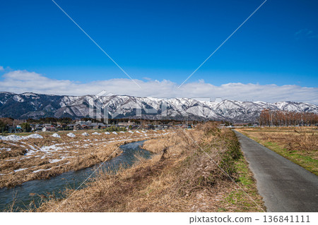 滋賀縣高島市牧野町千內川初春景色 滋賀縣高島市牧野町千內川初春景色 136841111