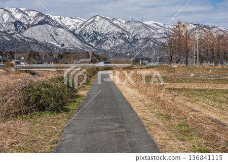 早春時節,滋賀縣高島市牧野町,沿著千內川的自行車道 早春時節,滋賀縣高島市牧野町,沿著千內川的自行車道 136841115