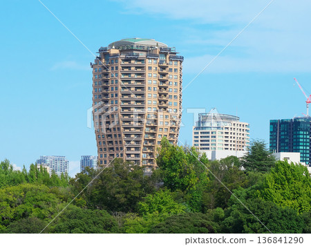Luxury apartment building in the lush green Motoazabu area Urban landscape (October 2025) 136841290