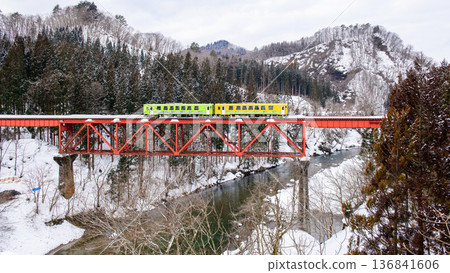 The section of the Inland Line that had been closed due to heavy snow has reopened, crossing a railway bridge. February 17, 2026, Akita Prefecture The section of the Inland Line that had been closed due to heavy snow has reopened, crossing a railway bridge. February 17, 2026, Akita Prefecture 136841606
