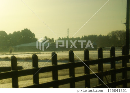 彩色冬季雪景背景（2026年2月註冊） 136841861