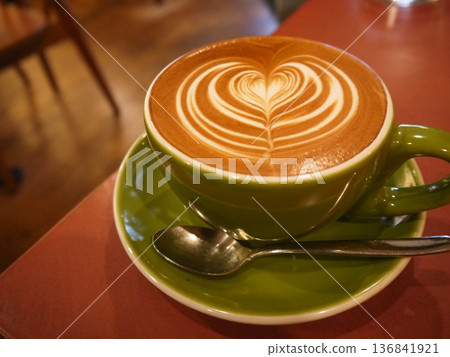 有拿鐵藝術的咖啡館 136841921