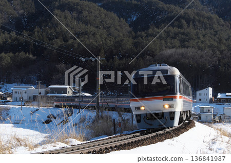 飛驒特快列車在雪中行駛 136841987