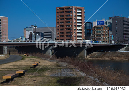 早春的河床 136842082