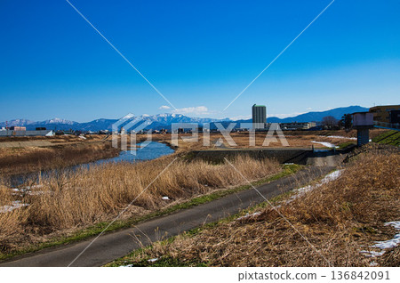 早春的河床 136842091