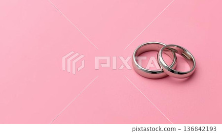 粉紅色背景上的結婚戒指 136842193