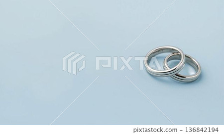 淺藍色背景上的結婚戒指 136842194