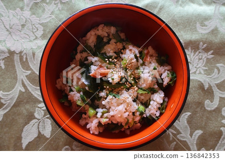 Mixed rice with radish leaves, wakame seaweed, and pickled plum 136842353