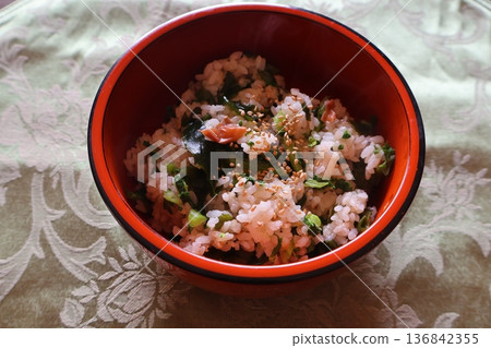 拌飯佐蘿蔔葉、裙帶菜和醃梅 拌飯佐蘿蔔葉、裙帶菜和醃梅 136842355