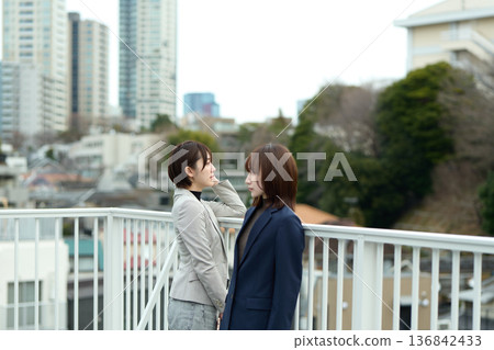Women with gloomy expressions 136842433