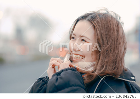 冬日傍晚,一位沉思的年輕女子在戶外的肖像照 冬日傍晚,一位沉思的年輕女子在戶外的肖像照 136842765