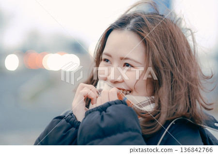 冬日傍晚,一位沉思的年輕女子在戶外的肖像照 冬日傍晚,一位沉思的年輕女子在戶外的肖像照 136842766