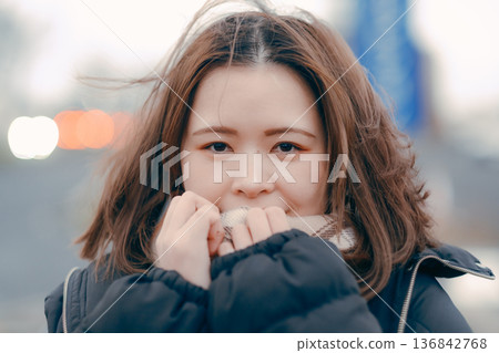 冬日傍晚,一位沉思的年輕女子在戶外的肖像照 冬日傍晚,一位沉思的年輕女子在戶外的肖像照 136842768