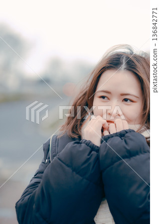 冬日傍晚,一位沉思的年輕女子在戶外的肖像照 冬日傍晚,一位沉思的年輕女子在戶外的肖像照 136842771