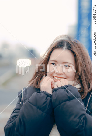 冬日傍晚,一位沉思的年輕女子在戶外的肖像照 冬日傍晚,一位沉思的年輕女子在戶外的肖像照 136842772