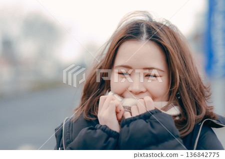 冬日傍晚，一位沉思的年輕女子在戶外的肖像照 136842775
